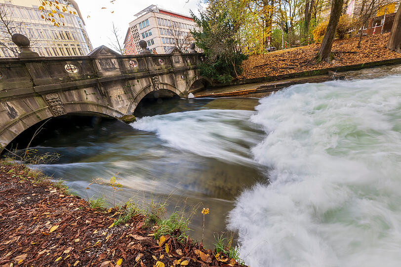 Seit der Bachauskehr im vergangenen Oktober baut sich am Eisbach die Welle f&uuml;r Surferinnen und Surfer nicht mehr auf.
