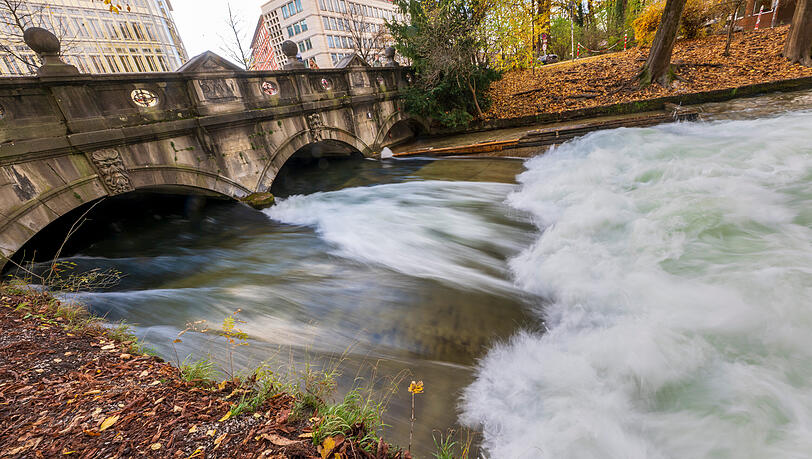 Seit der Bachauskehr im vergangenen Oktober baut sich am Eisbach die Welle f&uuml;r Surferinnen und Surfer nicht mehr auf.