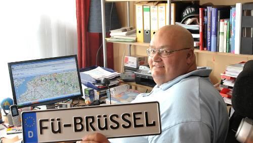 Vor dem Computer: Ralf Ochsler bei der Tour-Planung. Das Nummernschild hat er sich extra anfertigen lassen. Es wird an seinem Rollstuhl befestigt. In zwölf Tagen will er Brüssel erreicht haben. Vor dem Computer: Ralf Ochsler bei der Tour-Planung. Das Nummernschild hat er sich extra anfertigen lassen. Es wird an seinem Rollstuhl befestigt. In zwölf Tagen will er Brüssel erreicht haben.