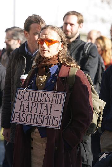 Mit Plakaten gingen rund 300 Menschen in München auf die Straße: Ihr Ziel: mehr Demokratie.
