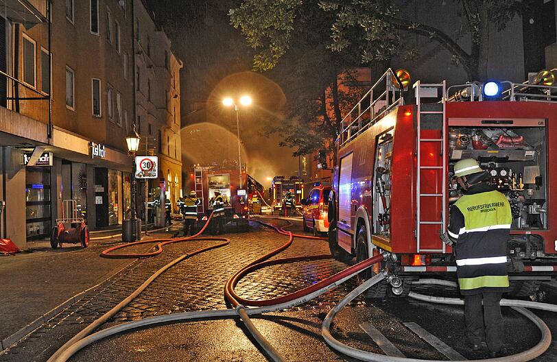 Feuer, Rauch, zerborstene Fenster - nach der Sprengung der Bombe hat die Feuerwehr viel zu tun: Umherfliegendes Stroh hatte Brände verursacht.