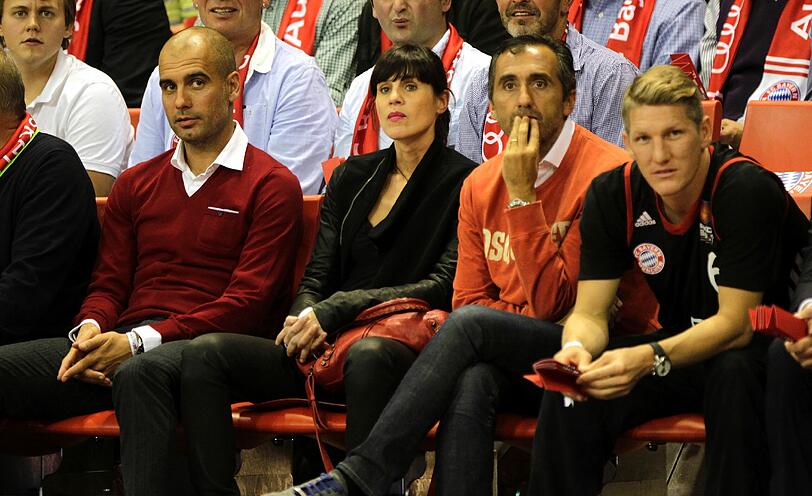 Pep Guardiola (l) mit Ehefrau Christina Serra und Bastian Schweinsteiger(r).