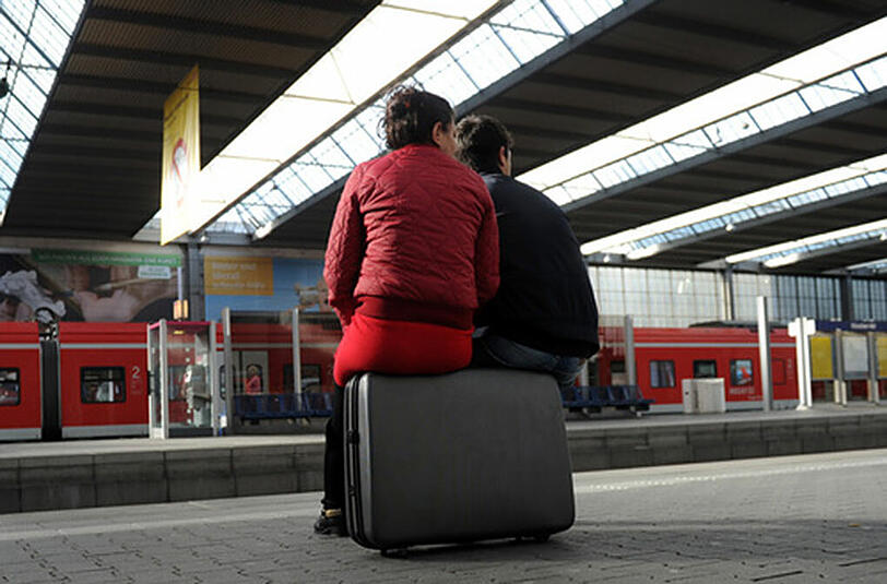 Auf gepackten Koffern sitzen und auf den nächsten Zug warten: wie diesen reisenden hier am Münchner Hauptbahnhof könnte es schon bald wieder Zehntausenden Bahnpassagieren gehen.