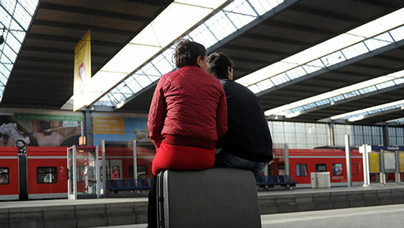 Auf gepackten Koffern sitzen und auf den nächsten Zug warten: wie diesen reisenden hier am Münchner Hauptbahnhof könnte es schon bald wieder Zehntausenden Bahnpassagieren gehen. Auf gepackten Koffern sitzen und auf den nächsten Zug warten: wie diesen reisenden hier am Münchner Hauptbahnhof könnte es schon bald wieder Zehntausenden Bahnpassagieren gehen.