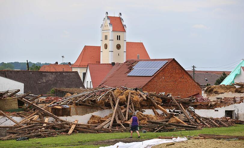 Ein landwirtschaftliches Gebäude in Affing liegt in Trümmern.