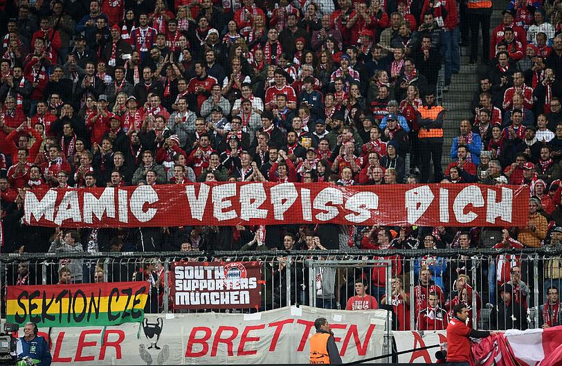 Mit einer deutlichen Botschaft bringen die Bayern-Fans ihre Meinung zu Zagreb-Trainer Zoran Mamic zum Ausdruck.