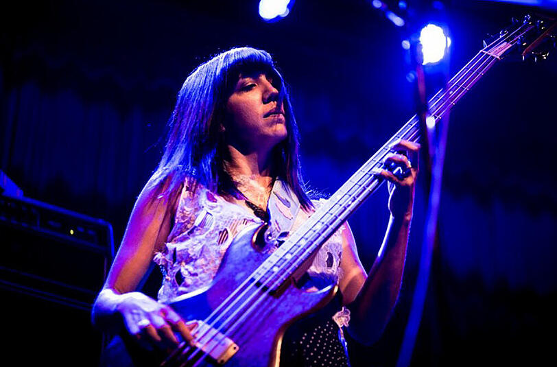 Bassistin Stefanie Drootin-Senseney.