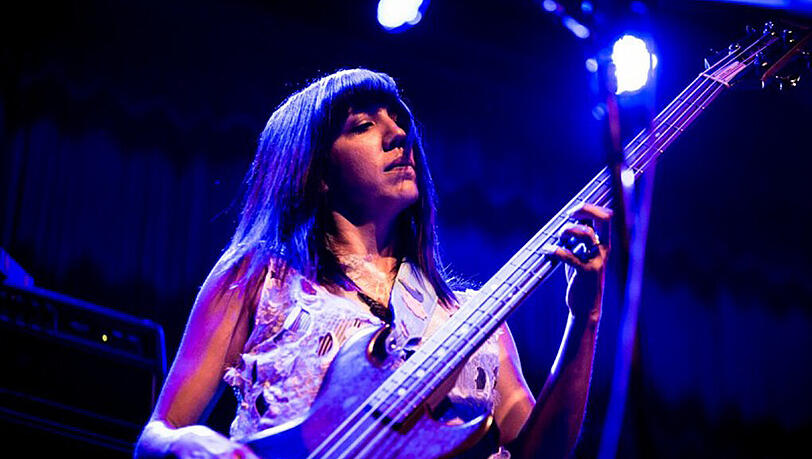 Bassistin Stefanie Drootin-Senseney. Bassistin Stefanie Drootin-Senseney.