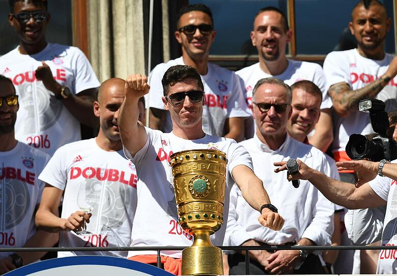Pokal-Sause, Pep-Abschied und Double-Feier: Der FC Bayern lässt's auf dem Rathausbalkon krachen. Die Bilder.