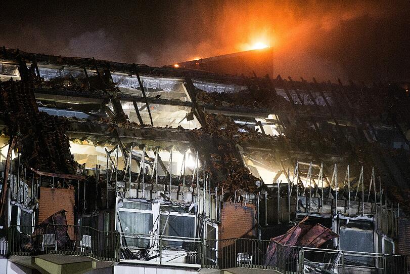 Aus den oberen Stockwerken eines Bochumer Krankenhauses schlagen hohe Flammen - 165 Feuerwehrleute bekämpfen das Feuer.