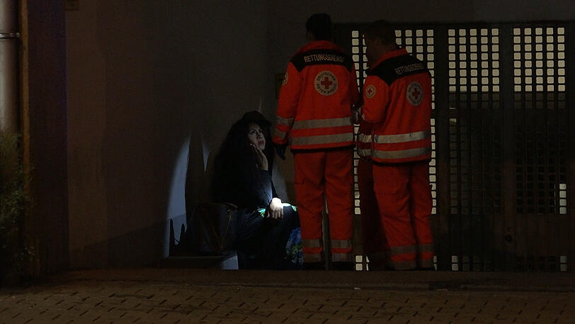 Die Feuerwehr fand in einem Bordell in Nürnberg eine tote Frau - die Bilder vom Einsatz.