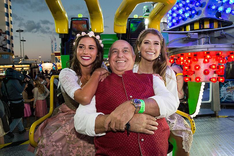 Sarah Lombardi (li.) und Cathy Hummels (re.) mit Angermaier-Chef Axel Munz.