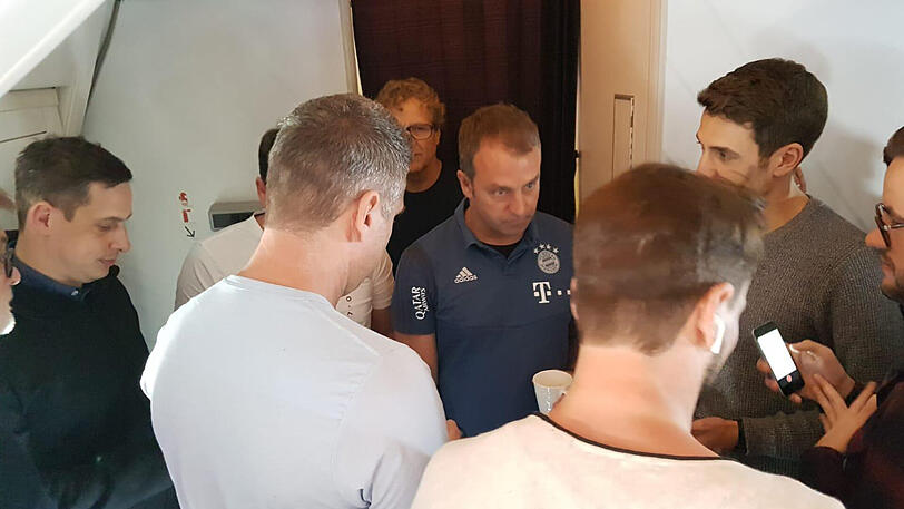 Eine kleine Presserunde mit Hansi Flick auf dem Rückflug aus dem Trainingslager.