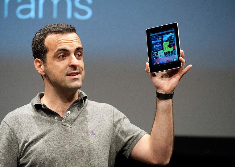 Das Nexus 7 von Google: Der Konkurrent aus dem Hause des Suchmaschinen-Konzerns: Das Nexus 7 besitzt ein 7-Zoll-Display mit 1280x800 Pixel. Es ist 340 Gramm schwer und 10 Millimeter dick. Der Akku hält 8 Stunden durch. Die günstigste Variante mit 8 Gigabyte für 199 Euro> ist derzeit beim Hersteller vergriffen, die 16-GB-Variante kostet 249 Euro. Die neue Ausgabe des Android-Tablets ist schon startbereit: Angeblich wird das neue Nexus 7 am Sonntag vorgestellt &ndash; die neue 16-GB-Variante gibt es dann zum Preis der 8-GB-Variante, die 32-GB-Variante zum Preis des 16-GB-Geräts. Das Nexus soll dann auch mobil Daten herunterladen können, bis jetzt ist es nur W-Lan-fähig.
