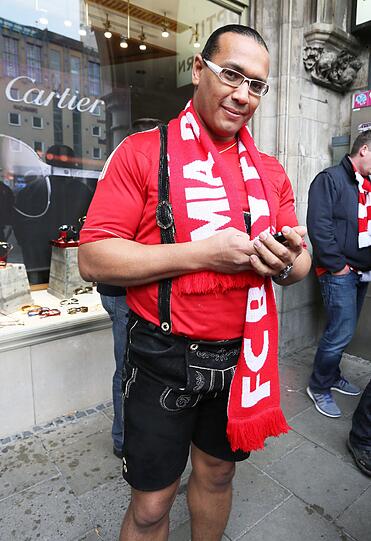 Die Bayernfans sind bereit für einen außergewöhnlichen Fußballabend. Bei brittischem Wetter und bayerischem Bier präsentieren sie die Fans lautstark am Marienplatz. Die besten Bilder.