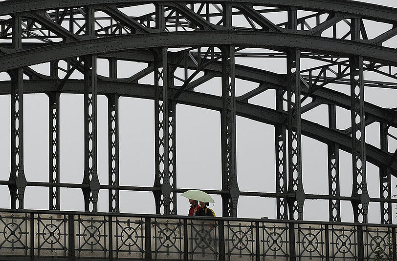 Die Diebesbande wurde an der Hackerbrücke erwischt. Die drei Männer werden verdächtigt, mehrere Ladendiebstähle begangen zu haben. (Archivbild)