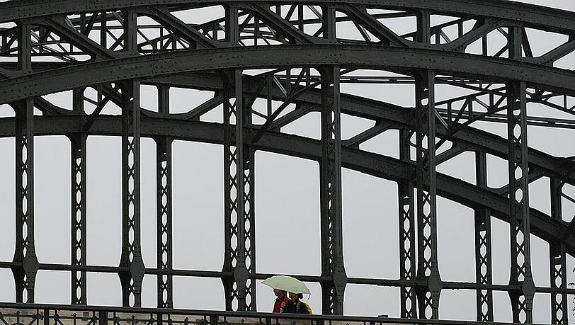 Die Diebesbande wurde an der Hackerbrücke erwischt. Die drei Männer werden verdächtigt, mehrere Ladendiebstähle begangen zu haben. (Archivbild)