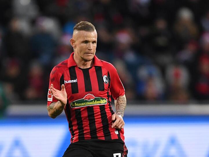 Jonathan Schmid von Freiburg spielt den Ball. Foto: Patrick Seeger/dpa/Archivbild