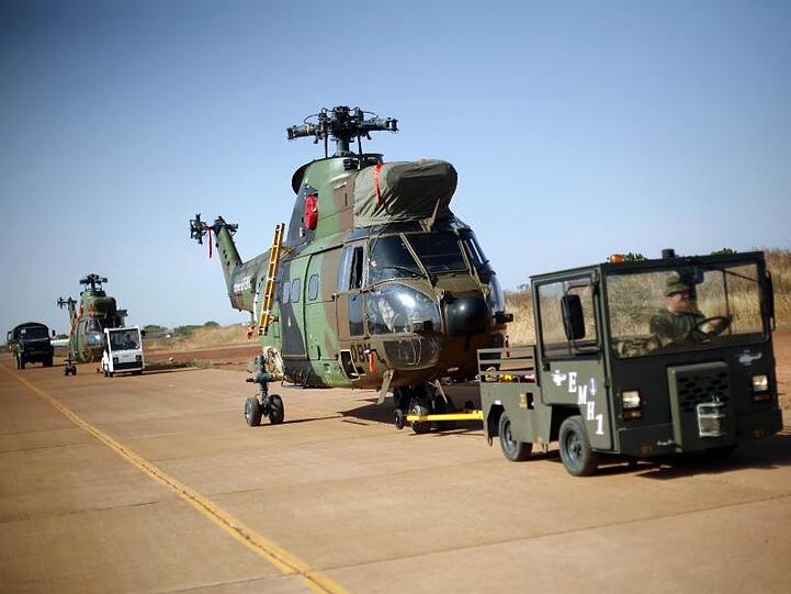 Französische Militärhubschrauber werden zu dem militärischen Teil des Flughafens von Bamako transportiert (Archiv). Der Unfall jetzt war einer der schlimmsten Zwischenfälle für das französische Militär in den vergangenen Jahrzehnten.