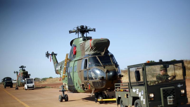Französische Militärhubschrauber werden zu dem militärischen Teil des Flughafens von Bamako transportiert (Archiv). Der Unfall jetzt war einer der schlimmsten Zwischenfälle für das französische Militär in den vergangenen Jahrzehnten. Französische Militärhubschrauber werden zu dem militärischen Teil des Flughafens von Bamako transportiert (Archiv). Der Unfall jetzt war einer der schlimmsten Zwischenfälle für das französische Militär in den vergangenen Jahrzehnten.