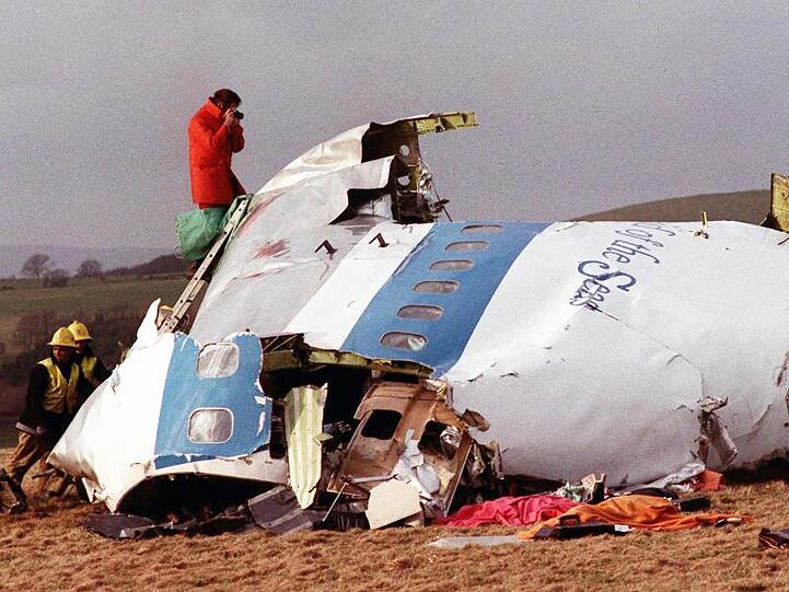 Ermittler untersuchen im Dezember 1988 die Trümmer der über Schottland abgestürzten Pan American-Maschine.
