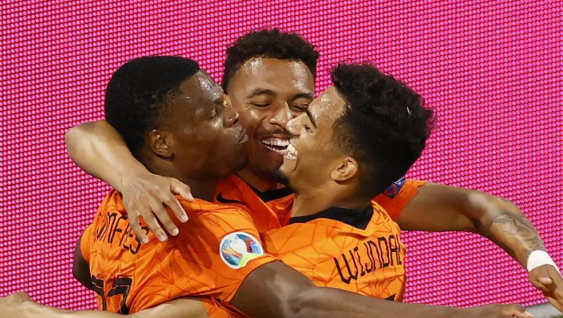 Denzel Dumfries (l) von den Niederlanden feiert mit seinen Teamkollegen das zweite Tor seiner Mannschaft.