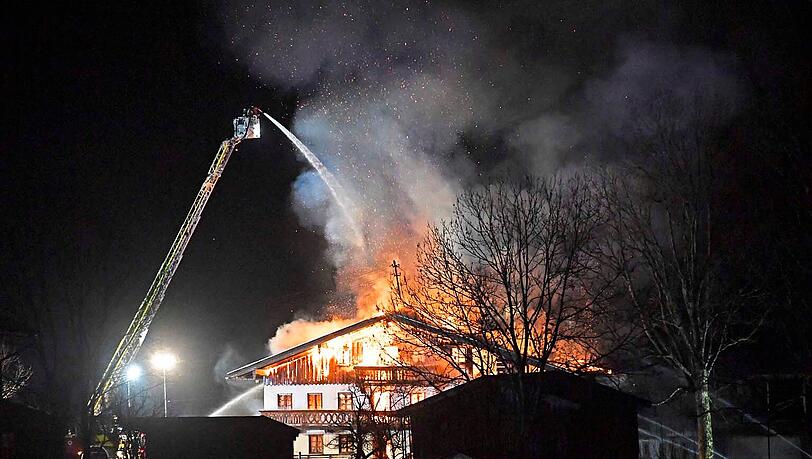 Großbrand auf einem landwirtschaftlichen Anwesen. Hunderte Feuerwehrleute bekämpften die Flammen. Bilder vom Einsatz. Großbrand auf einem landwirtschaftlichen Anwesen. Hunderte Feuerwehrleute bekämpften die Flammen. Bilder vom Einsatz.
