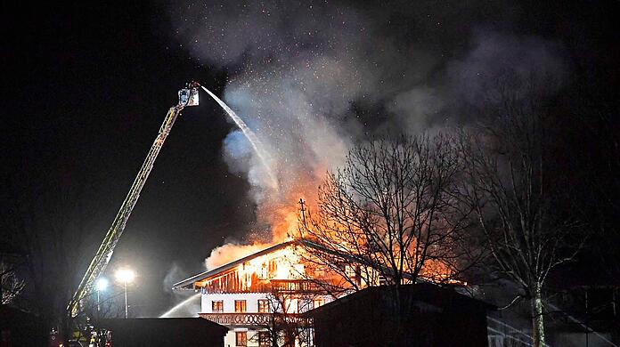 Großbrand auf einem landwirtschaftlichen Anwesen. Hunderte Feuerwehrleute bekämpften die Flammen. Bilder vom Einsatz.