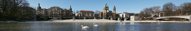 Panoramablick: die Isar mit Blick rüber zur Lukaskirche, ganz rechts der Kabelsteg. Zwei Schwäne haben sich schmückend ins Bild gepaddelt.