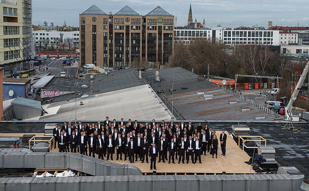Die Musiker des Symphonieorchesters des Bayerischen Rundfunks auf dem Dach der mittlerweile abgerissenen Kultfabrik. Der Freistaat hat das Grundstück in Erbpacht erworben, um dort das Konzerthaus zu errichten. Die Musiker des Symphonieorchesters des Bayerischen Rundfunks auf dem Dach der mittlerweile abgerissenen Kultfabrik. Der Freistaat hat das Grundstück in Erbpacht erworben, um dort das Konzerthaus zu errichten.