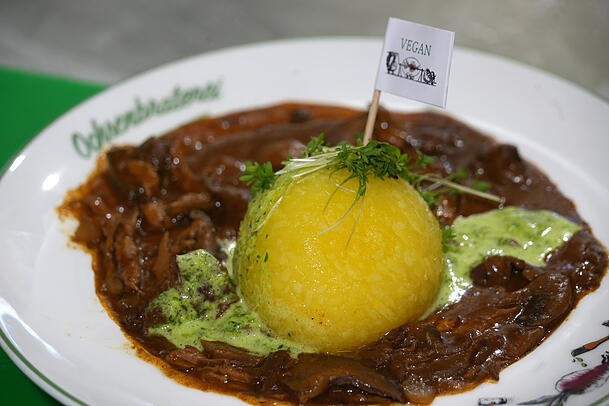 Das vegane Schwammerlgulasch mit Knödel und Erbsen-Geschnetzeltem ist nur eine von vielen rein pflanzlichen Speisen.