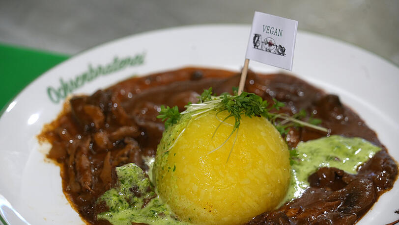 Das vegane Schwammerlgulasch mit Knödel und Erbsen-Geschnetzeltem ist nur eine von vielen rein pflanzlichen Speisen. Das vegane Schwammerlgulasch mit Knödel und Erbsen-Geschnetzeltem ist nur eine von vielen rein pflanzlichen Speisen.
