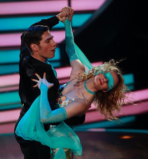 Die Promis bei Let's Dance geben Gas, zeigen immer mehr nackte Haut, immer gewagtere Outfits - sehen Sie hier die heißen Bilder...