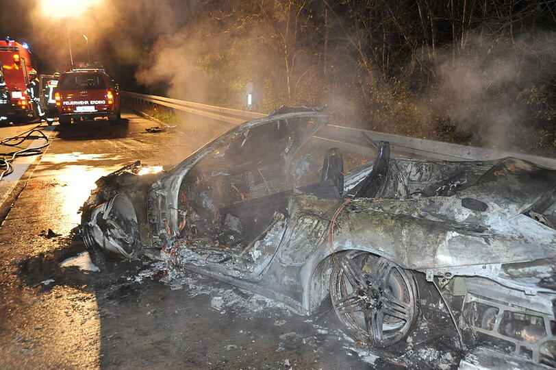 &bdquo;Die haben wahnsinniges Glück gehabt. Ihr Porsche war mit mindesten Tempo 150 Kilometern pro Stunde unterwegs&ldquo; - die Bilder vom Horror-Crash auf der A92.