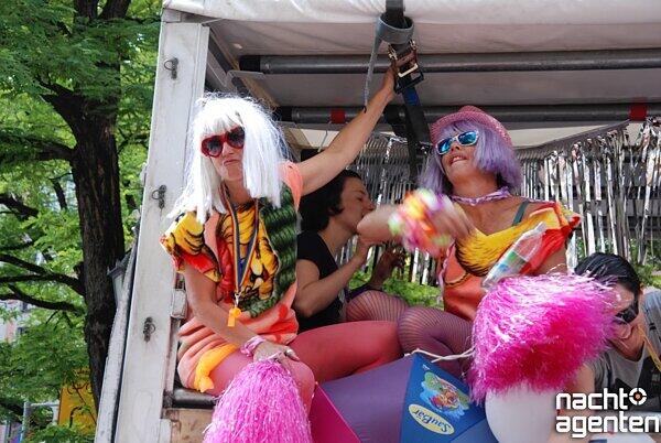 So schrill wird der CSD 2013 in der Münchner Innenstadt gefeiert. Noch mehr Partyfotos unter:  www.nachtagenten.de