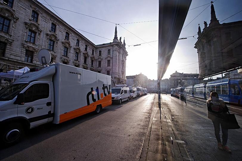 Idyllische Szenen und traumhaftes Wetter am Dienstagmorgen vor dem Justizpalast, bevor die Protagonisten zum zweiten Prozesstag erscheinen.
