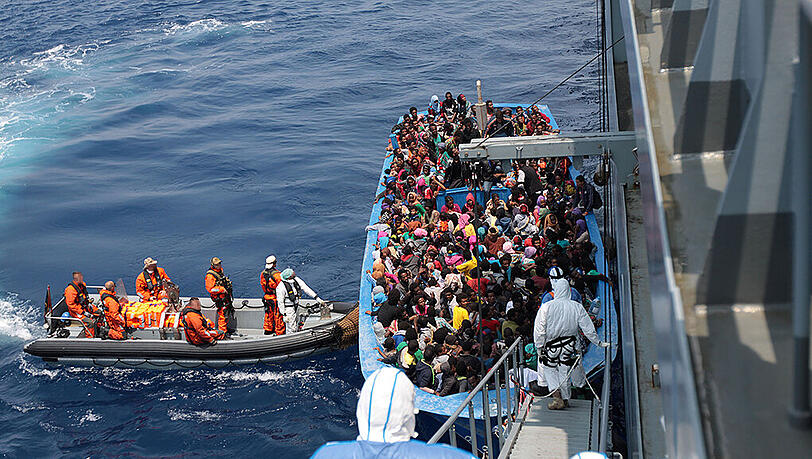 Zu mehreren Hundert lassen sich die Flüchtlinge auf windigen Holzbooten einpferchen. (Archivbild) Zu mehreren Hundert lassen sich die Flüchtlinge auf windigen Holzbooten einpferchen. (Archivbild)