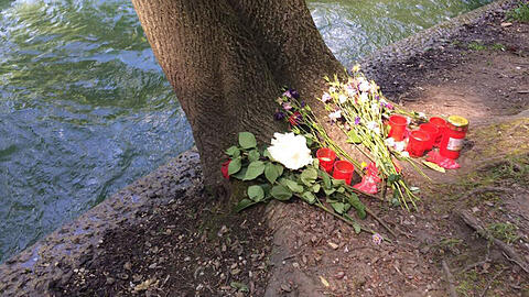 Einen Tag nach der Tragödie: Blumen und Kerzen am Eisbach im Englischen Garten.