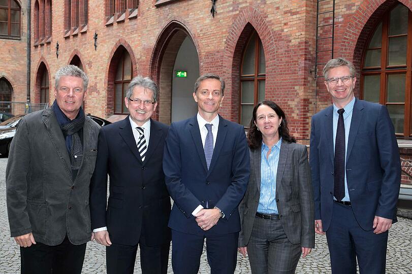 Die neue Geschäftsführung mit OB Dieter Reiter (ganz links): Dietmar Pawlik, Axel Fischer, Susanne Diefenthal, Thomas Krössin (v. l.).