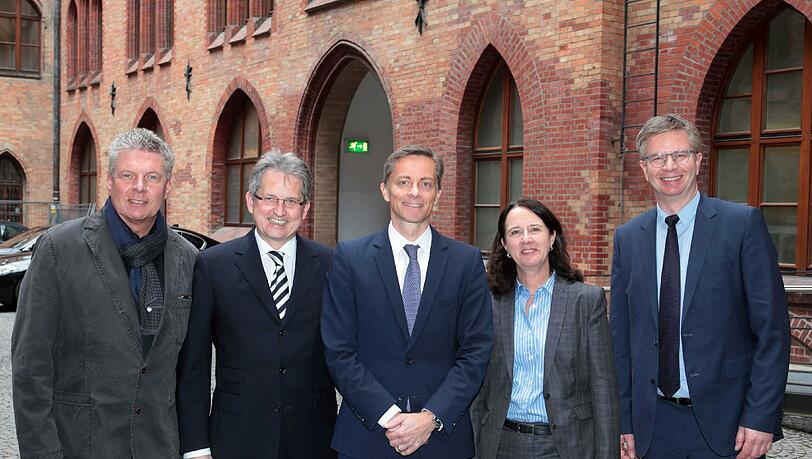 Die neue Geschäftsführung mit OB Dieter Reiter (ganz links): Dietmar Pawlik, Axel Fischer, Susanne Diefenthal, Thomas Krössin (v. l.). Die neue Geschäftsführung mit OB Dieter Reiter (ganz links): Dietmar Pawlik, Axel Fischer, Susanne Diefenthal, Thomas Krössin (v. l.).