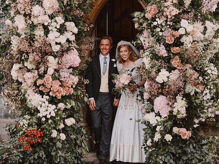 Das offizielle Hochzeitsfoto zeigt Prinzessin Beatrice von York und ihren Ehemann Edoardo Mapelli Mozzi nach der Trauung vor der "Royal Chapel of All Saints" auf dem Gelände von Schloss Windsor.