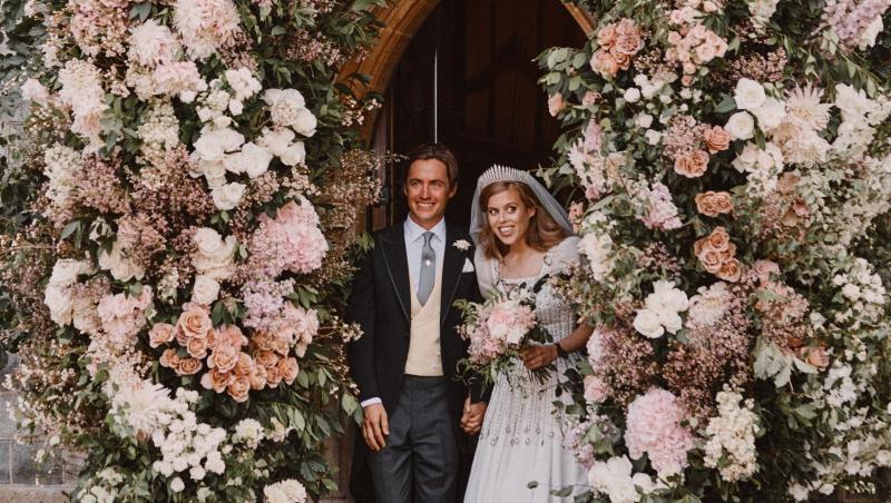 Das offizielle Hochzeitsfoto zeigt Prinzessin Beatrice von York und ihren Ehemann Edoardo Mapelli Mozzi nach der Trauung vor der "Royal Chapel of All Saints" auf dem Gelände von Schloss Windsor. Das offizielle Hochzeitsfoto zeigt Prinzessin Beatrice von York und ihren Ehemann Edoardo Mapelli Mozzi nach der Trauung vor der "Royal Chapel of All Saints" auf dem Gelände von Schloss Windsor.