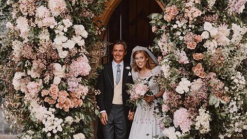 Das offizielle Hochzeitsfoto zeigt Prinzessin Beatrice von York und ihren Ehemann Edoardo Mapelli Mozzi nach der Trauung vor der "Royal Chapel of All Saints" auf dem Gelände von Schloss Windsor.