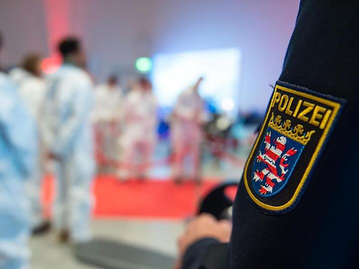 Mitarbeiter des Staatsschutzes waren bei Ermittlungen gegen Rechtsextremisten auf ihre eigenen Kollegen gestoßen.