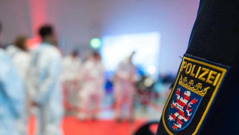 Mitarbeiter des Staatsschutzes waren bei Ermittlungen gegen Rechtsextremisten auf ihre eigenen Kollegen gestoßen. Mitarbeiter des Staatsschutzes waren bei Ermittlungen gegen Rechtsextremisten auf ihre eigenen Kollegen gestoßen.