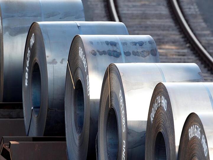 Coils, Bandstahlrollen, werden bei Tyssenkrupp auf dem Schienenweg weitertransportiert. Thyssenkrupp schreibt auch nach der Absage bei der Fusion mit Tata weiter rote Zahlen.