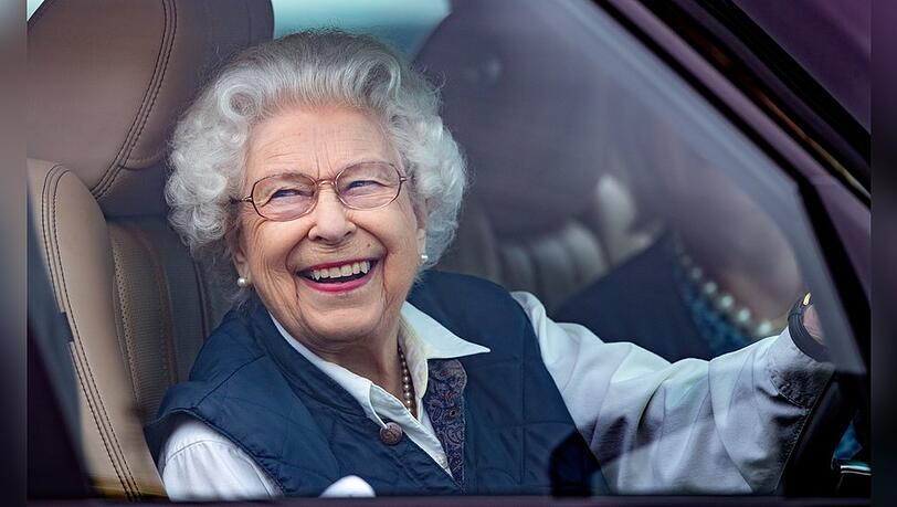 Die K&ouml;nigin mit dem Bleifu&szlig;. Die Queen fuhr gerne selbst - und schnell, weil ihr das ein Gef&uuml;hl von Freiheit gab, erinnert sich ihre Privatsekret&auml;rin in der Doku "Die Queen und ich".