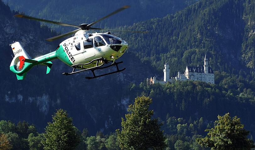 Horror-Nacht für einige Insassen einer Gondel in Schwangau. Nach einem Gleitschirm-Unfall mussten die Fahrgäste teils die Nacht in der Luft verbringen. Rettungskräfte konnten alle Menschen retten.
