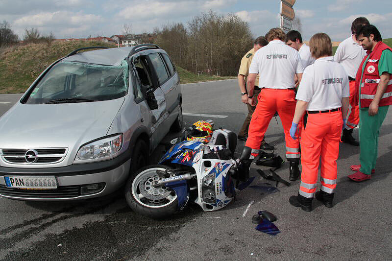 Ein 67-jähriger Rentner nimmt einem Motorradfahrer die Vorfahrt. Der wird schwer verletzt.