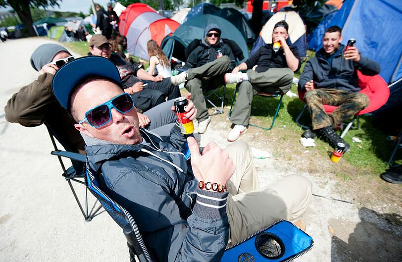 Im Park macht man es sich derweil auf dem Campingplatz gemütlich.